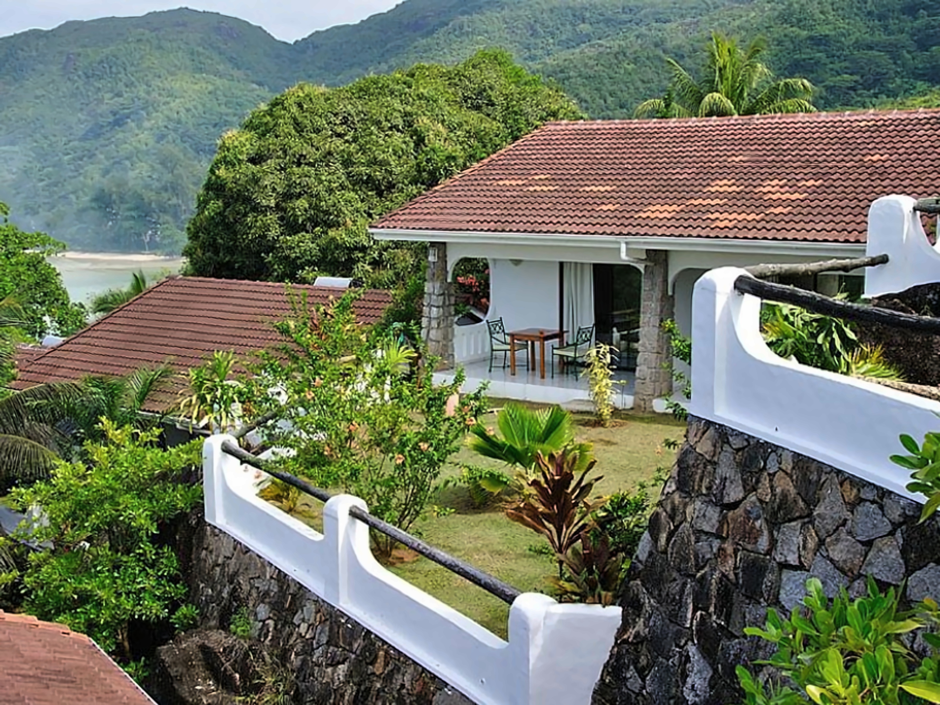 EDEN'S HOLIDAY VILLAS pilt 2