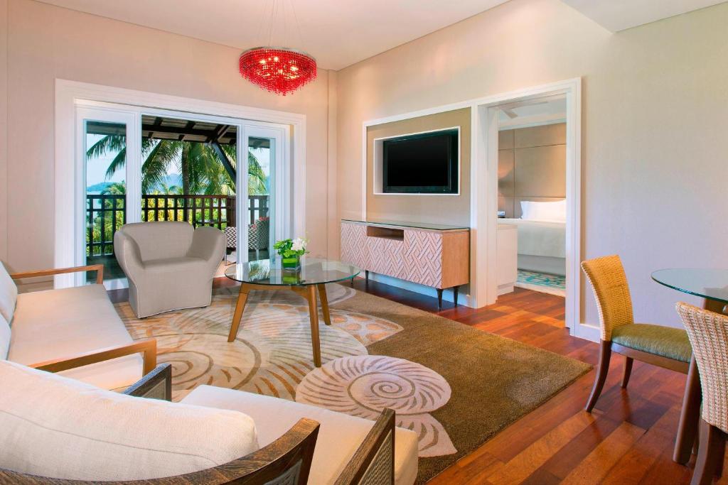 1 Bedroom Suite Partial ocean view